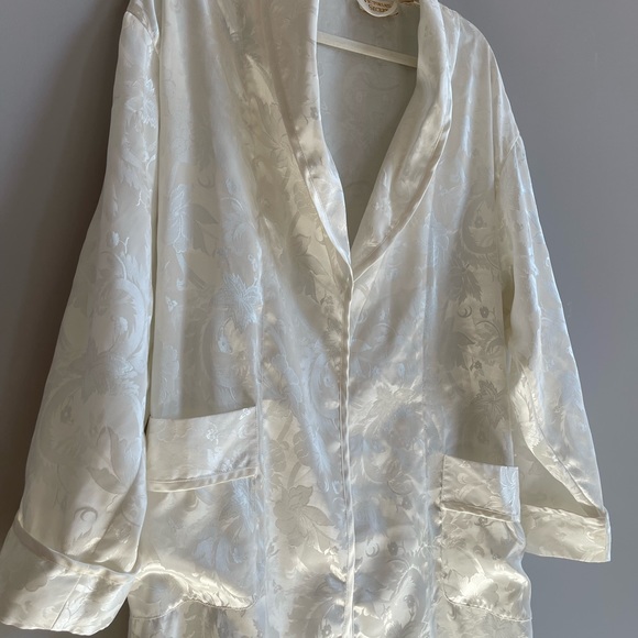 Vintage Gold Label Victoria’s Secret Ivory Satin Robe with Floral Detail - Picture 5 of 9